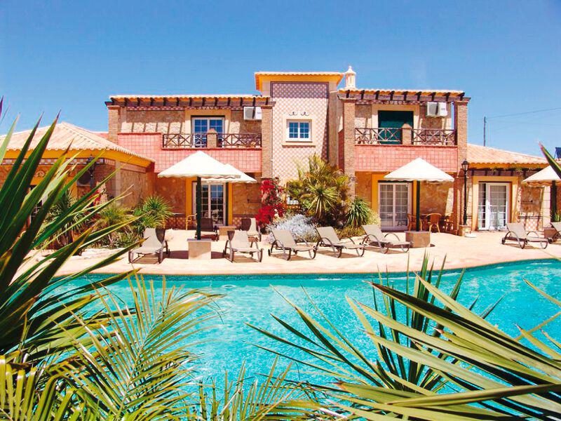 Zwembad van Quinta do Mar da Luz Hotel in  Praia Da Luz, Portugal foto 2