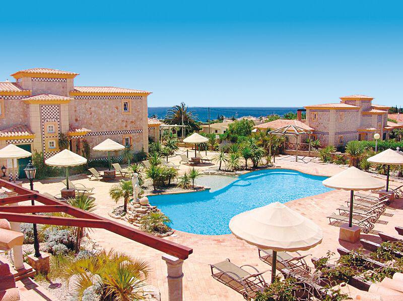 Zwembad van Quinta do Mar da Luz Hotel in  Praia Da Luz, Portugal foto 1