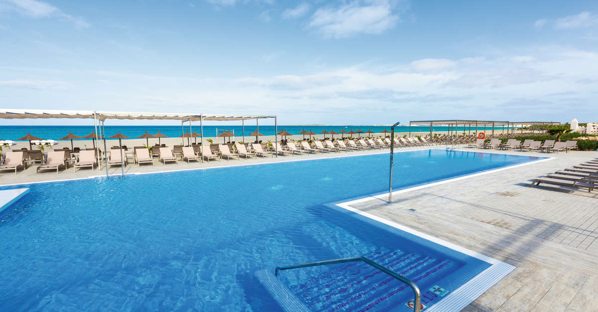 Zwembad van Riu Palace Boavista Hotel Praia de Salinas, Kaapverdië foto 1