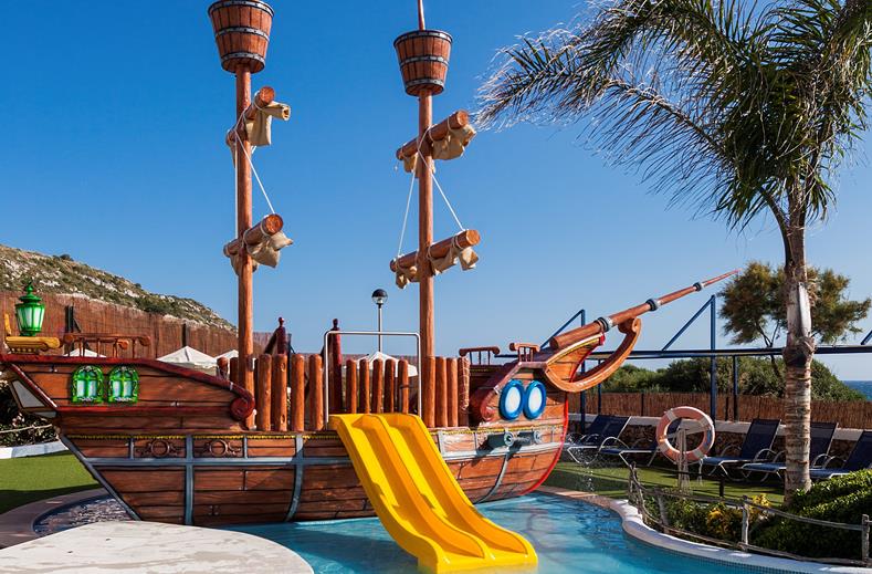 Zwembad met glijbanen van Royal Son Bou Family Club Resort in Son Bou, Spanje foto 3