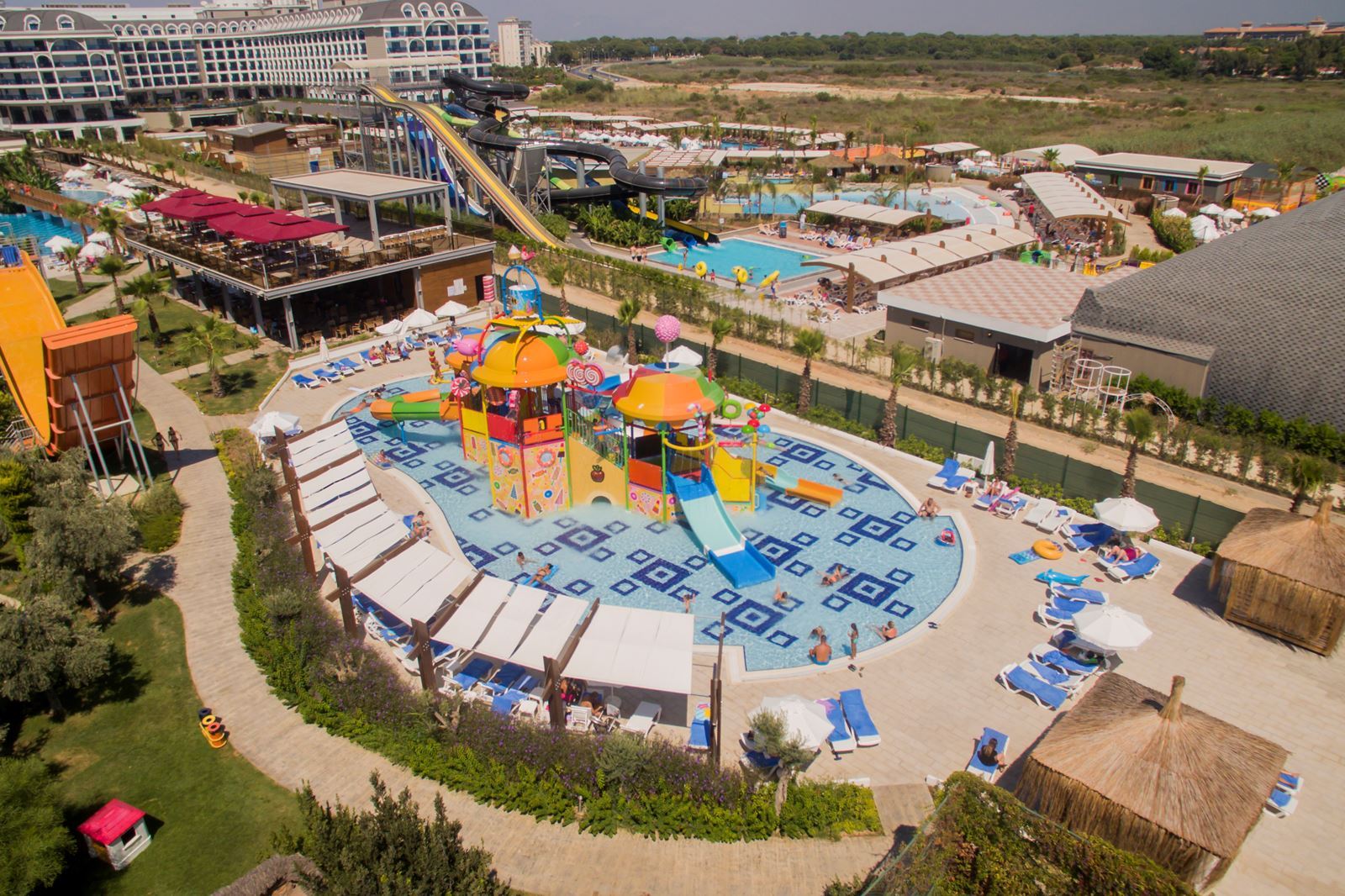 Zwembad van Saturn Palace Resort in Chersonissos, Griekenland foto 1