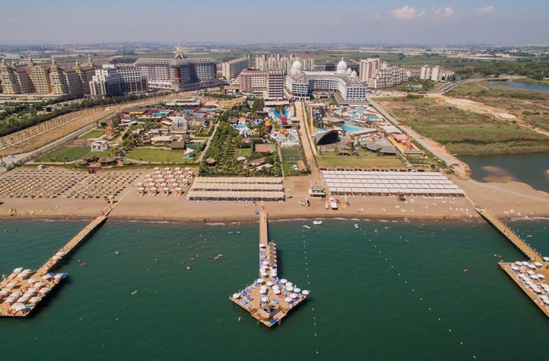 Strand bij Saturn Palace Resort in Chersonissos, Griekenland foto 7