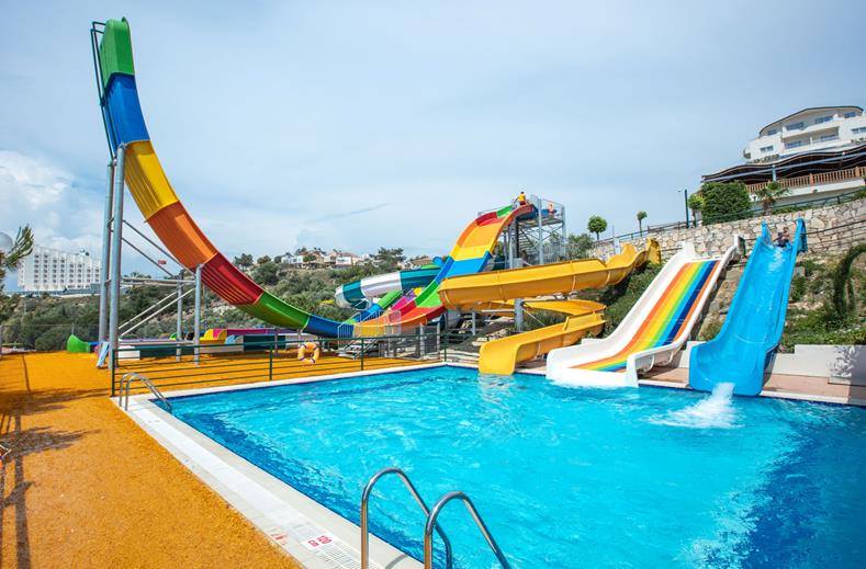 Zwembad met glijbanen van Sealight Resort Kusadasi, Turkije foto 2