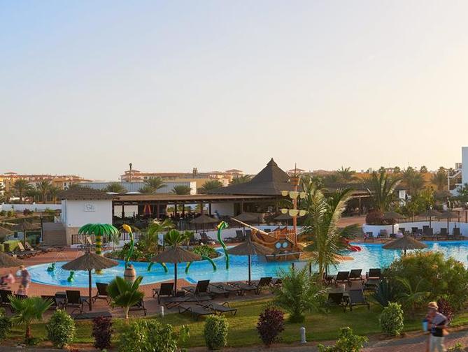 Buitenkant van Sol Dunas Resort in Santa Maria, Kaapverdië foto 3