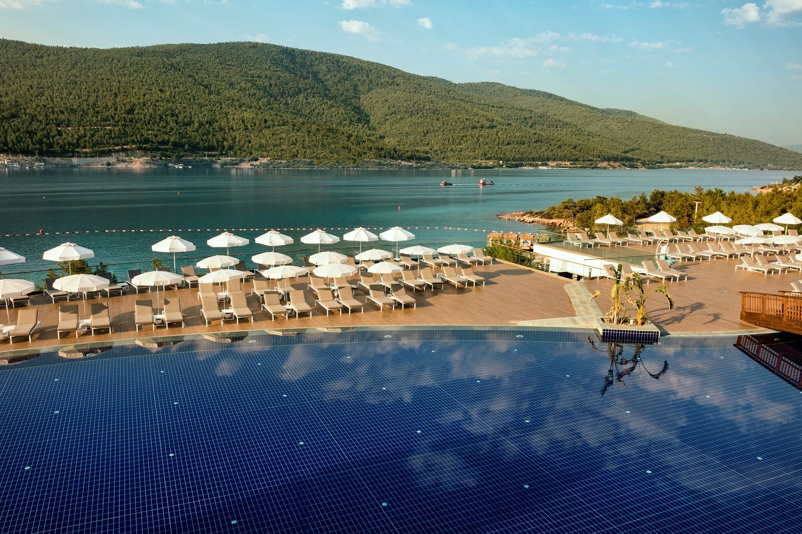 Zwembad van Titanic Luxury Collection Bodrum Hotel in Güvercinlik, Turkije foto 1