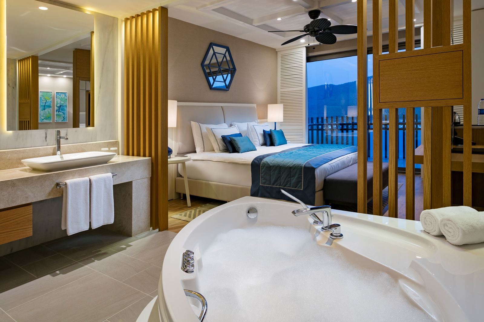 Hotelkamer in Titanic Luxury Collection Bodrum Hotel in Güvercinlik, Turkije foto 3