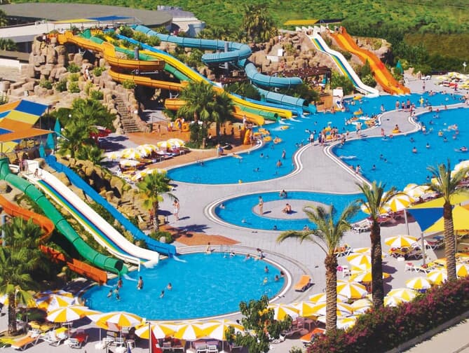 Zwembad met glijbanen van Von Golden Beach Resort in Çolakli, Turkije foto 1