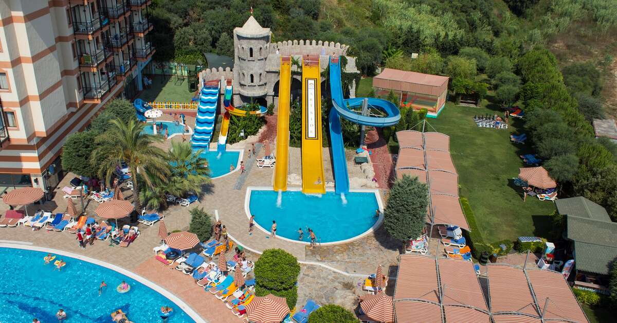 Zwembad met glijbanen van Adalya Artside Hotel in Side, Turkije foto 2