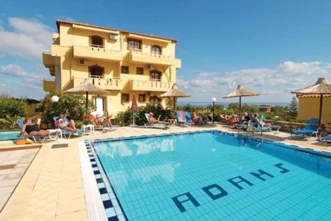 Zwembad van Adams Appartementen Hotel in Chersonissos, Griekenland foto 1