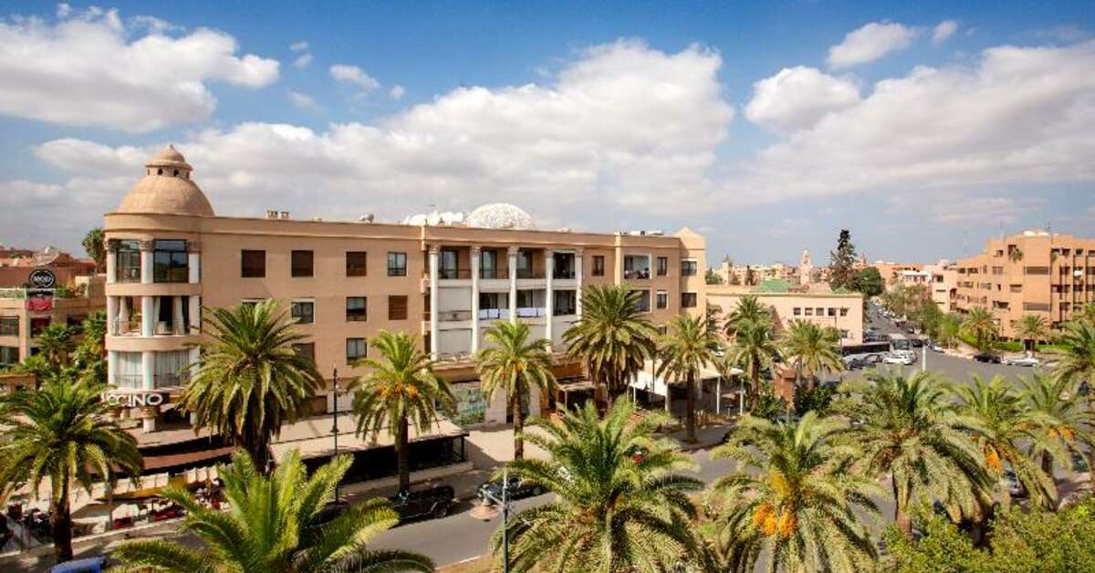 Zijaanzicht vanaf de weg van het Akabar Hotel Marrakech, Marokko foto 3