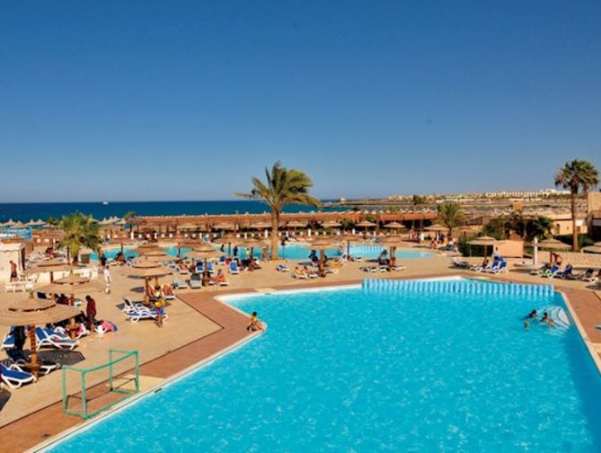 Zwembad van het Aladdin Beach Resort in Hurghada, Egypte foto 2