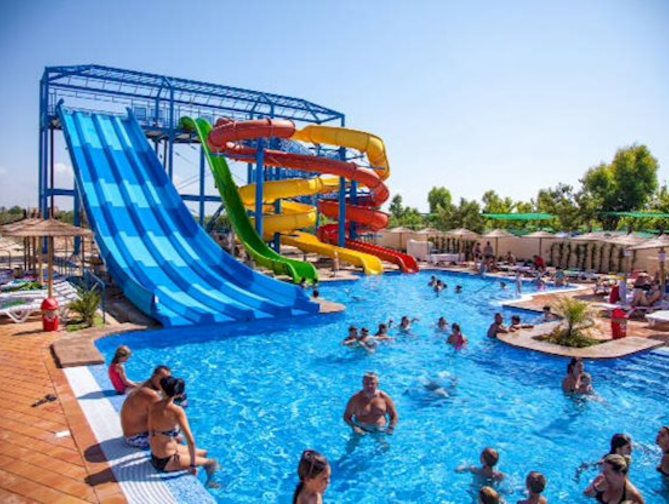 Zwembad met glijbanen van Garden Resort in Albir, Spanje foto 1
