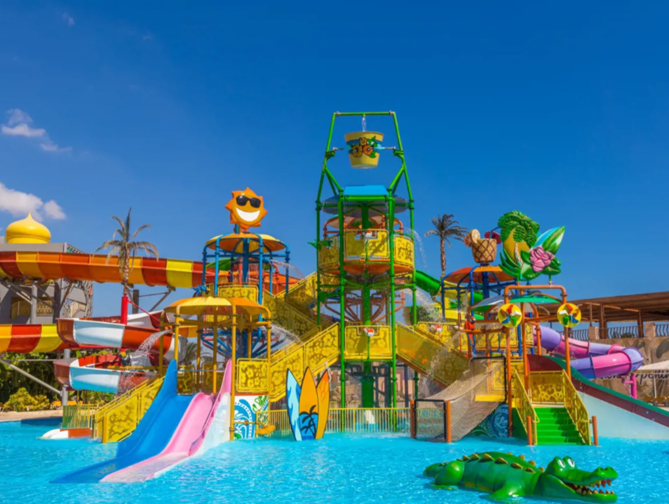 Zwembad met glijbanen van Ali Baba Palace in Hurghada, Egypte foto 2