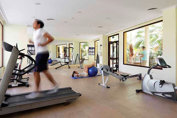 Gym in het Allsun App Orient Beach Hotel in Sa Coma, Spanje foto 3