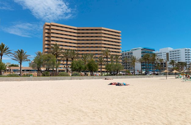 Zee en strand bij het Allsun Pil lari Playa Hotel in Playa de Palma, Spanje foto 2