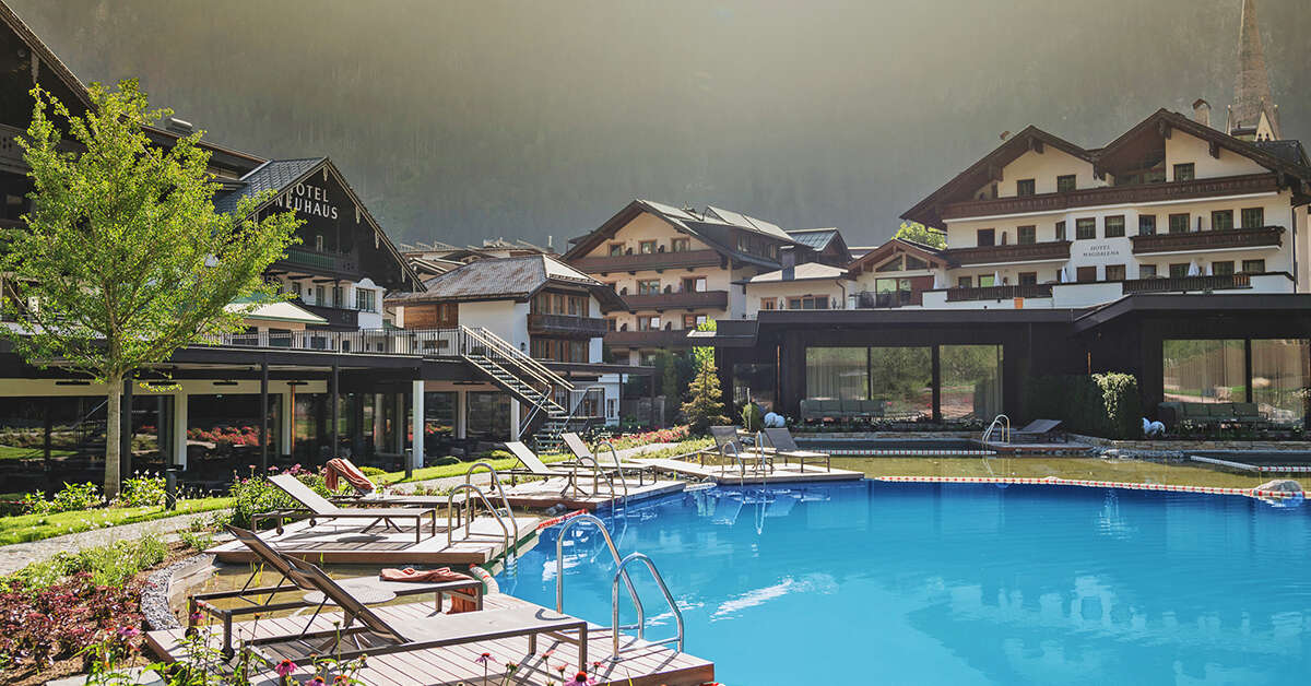 Zwembadzijde bij Neuhaus Zillertal Resort in Mayrhofen, Oostenrijk foto 1