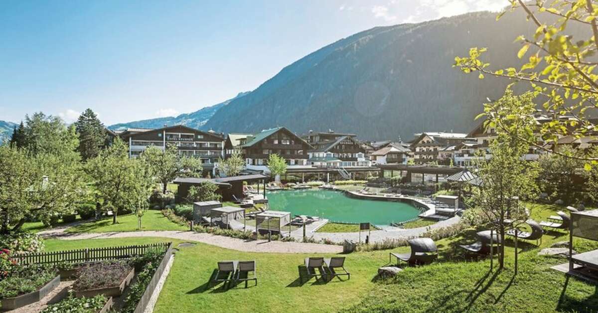 Grasveld bij het Neuhaus Zillertal Resort in Mayrhofen, Oostenrijk foto 2