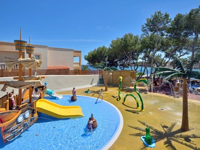 Zwembad met glijbanen van AluaSun Miami Ibiza Appartementen & Hotel in Es Canar, Spanje foto 3