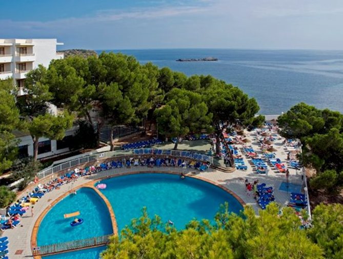 Buitenzijde van het strand bij het AluaSun Miami Ibiza Appartementen & Hotel in Es Canar, Spanje foto 2