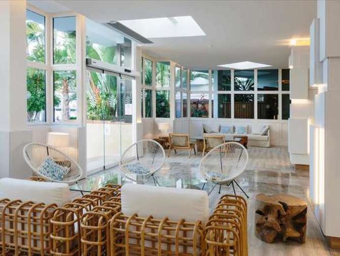 Terrasbij het AluaSun Miami Ibiza Appartementen & Hotel in Es Canar, Spanje foto 1