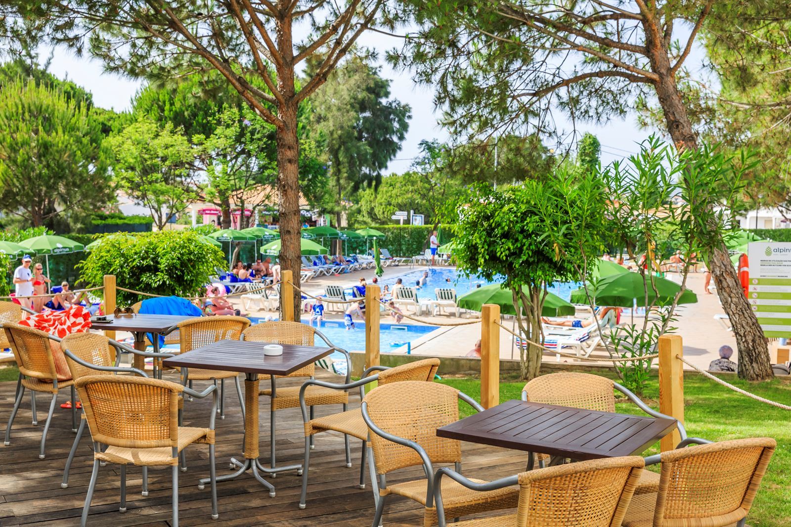 Grasveldbij het The Patio Suite Hotel in Aldeia das Acoteias, Portugal foto 3