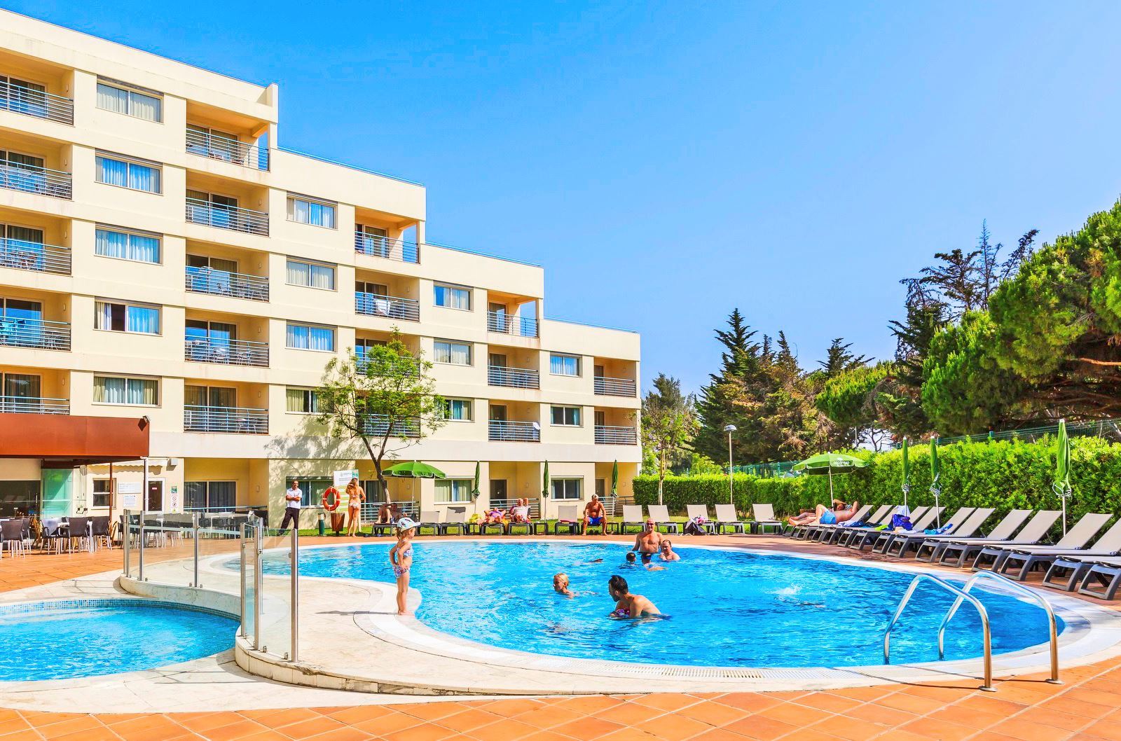 Zwembad van The Patio Suite Hotel in Aldeia das Acoteias, Portugal foto 1