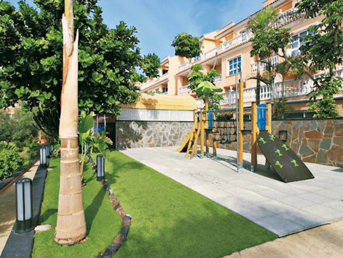 Grasveldbij het Apart El Duque Hotel in Costa Adeje, Spanje foto 3