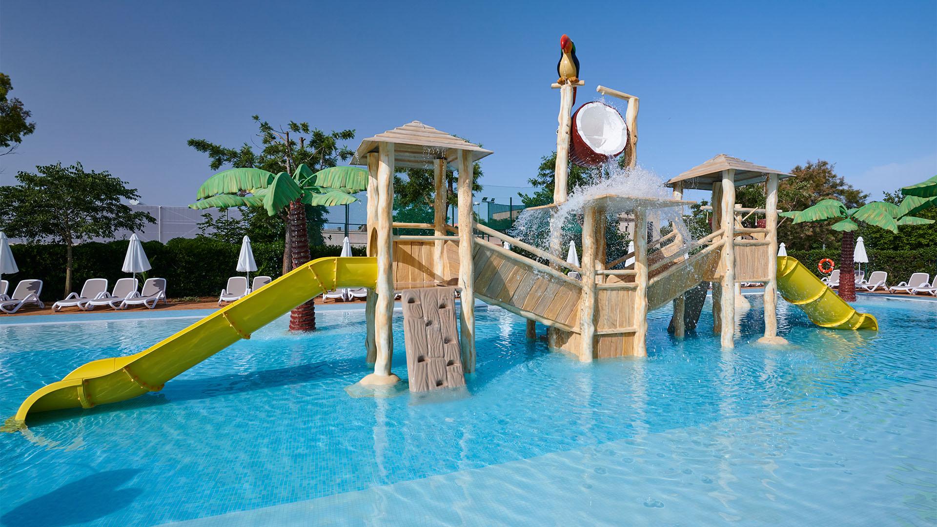 Zwembad met glijbanen van Aparthotel Protur Safari Park Hotel in Sa Coma, Spanje foto 3