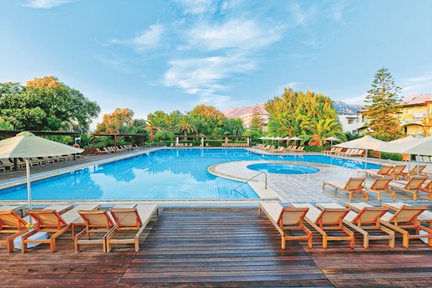 Zwembadzijde bij Apollonia Beach Hotel in Amoudara, Griekenland foto 2