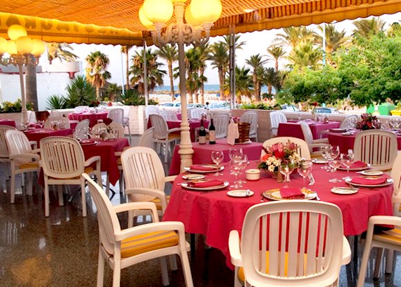 Restaurant in het Appartementen Bajondillo in Barcelona, Spanje foto 2