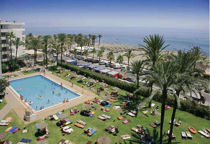 Buitenzijde van het strand bij het Appartementen Bajondillo in Barcelona, Spanje foto 1