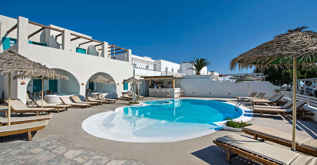 Zwembadzijde bij Appartementen Nissia Hotel in Kamari, Griekenland foto 1