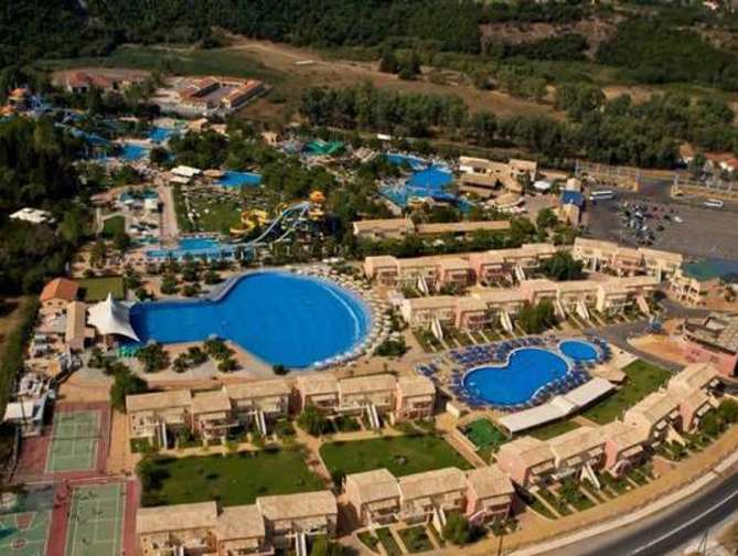 Zwembad van Aqualand Village Hotel in Agios Ioannis, Griekenland foto 3