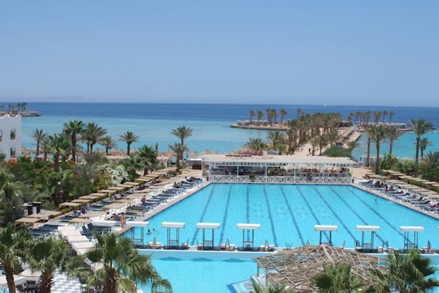 Zwembad van Arabia Azur Beach Resort in Hurghada, Egypte foto 2