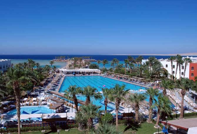 Zwembad van Arabia Azur Beach Resort in Hurghada, Egypte foto 1
