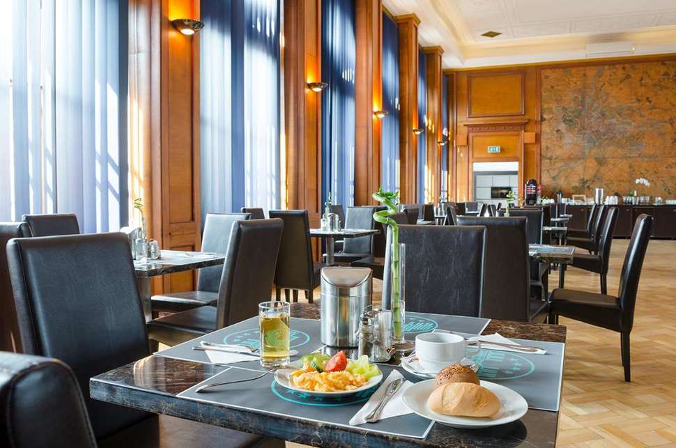 Zwembad van Arcadia Hotel in Boedapest, Hongarije foto 4