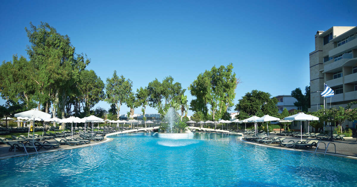 Zwembadzijde bij Atlantica Holiday Village Hotel in Trianda (Ialyssos), Griekenland foto 1