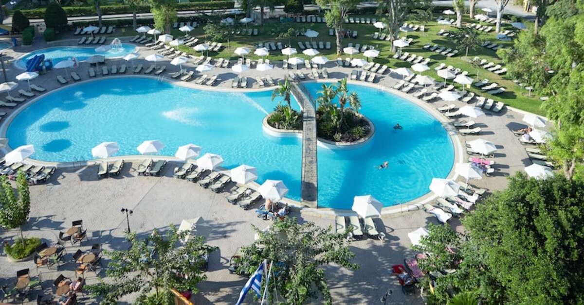 Zwembadzijde bij Atlantica Holiday Village Hotel in Trianda (Ialyssos), Griekenland foto 2