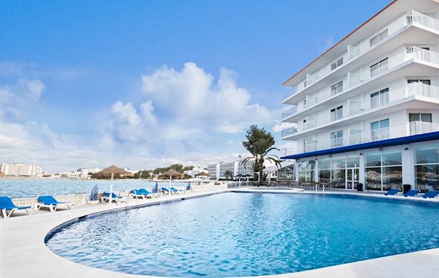 Zwembad van AzuLine Mar Amantis I en II Hotel San Antonio, Spanje foto 1