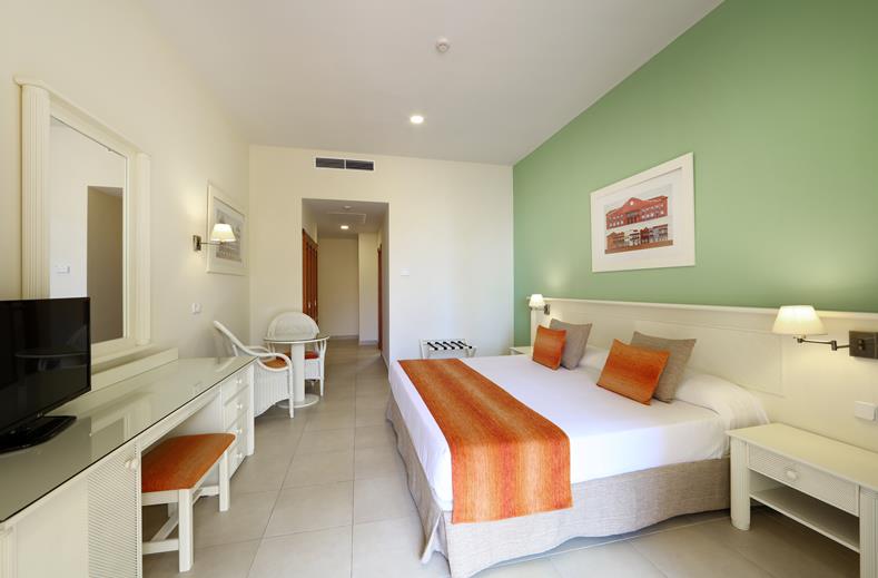 Hotelkamer in  Bahia Costa Adeje Resort in Playa Paraíso, Spanje foto 2