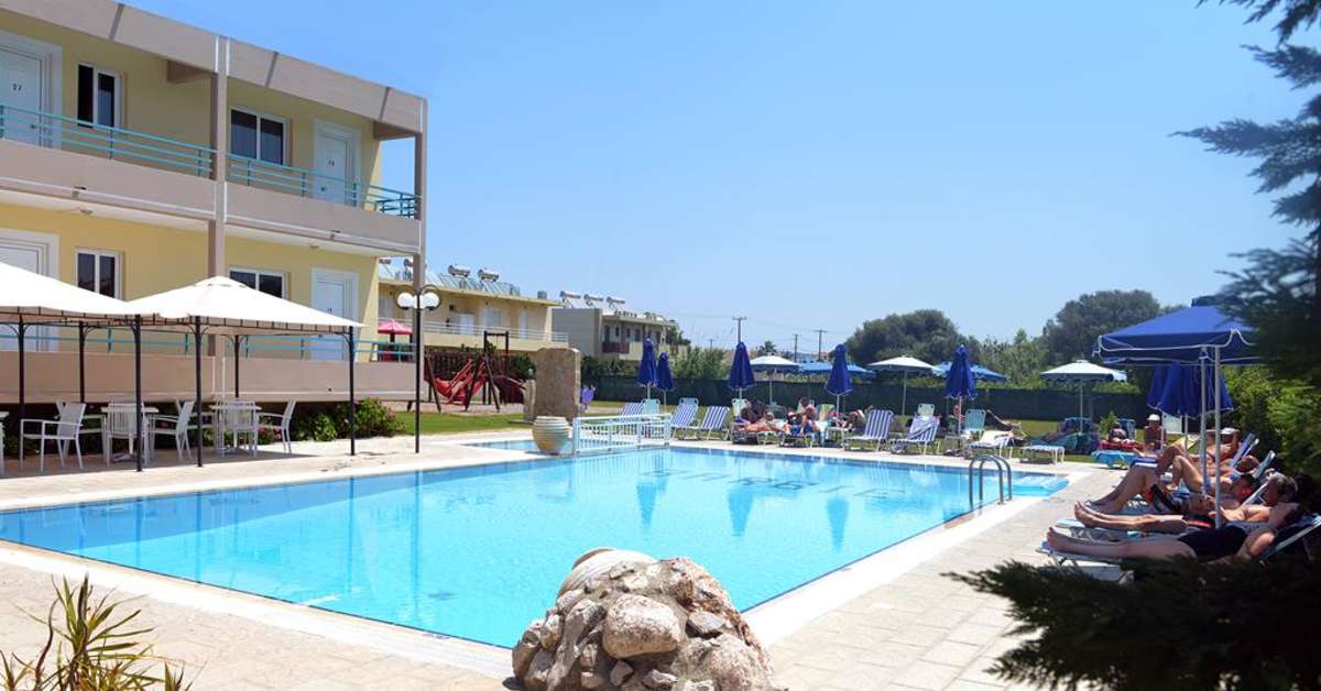 Zwembadzijde bij Barbie Appartementen Hotel Trianda, Griekenland foto 1