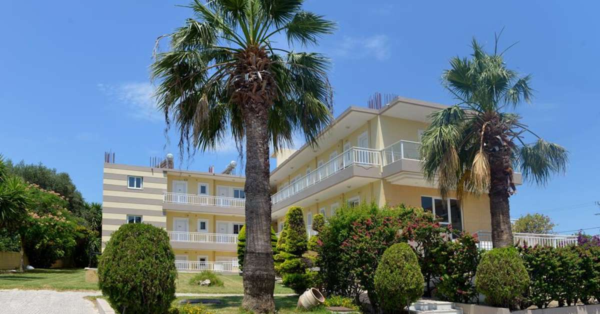 Zijaanzicht vanaf de weg van het Barbie Appartementen Hotel Trianda, Griekenland foto 3