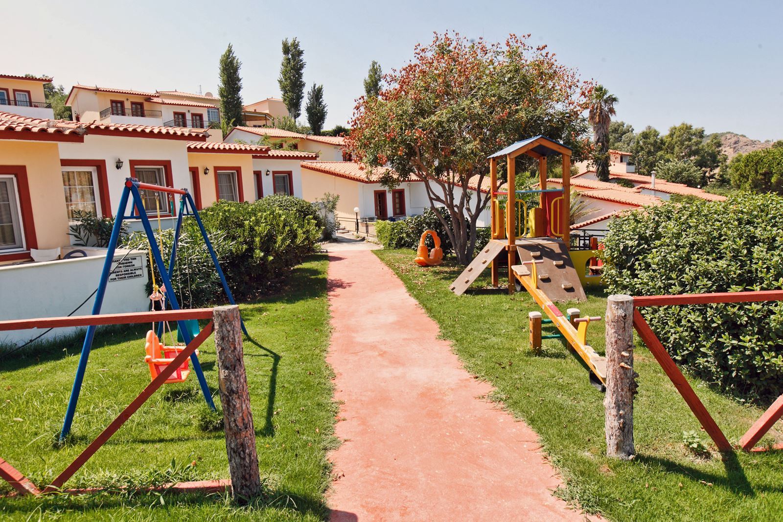 Grasveld bij het Belvedere Hotel in Molyvos, Griekenland foto 4