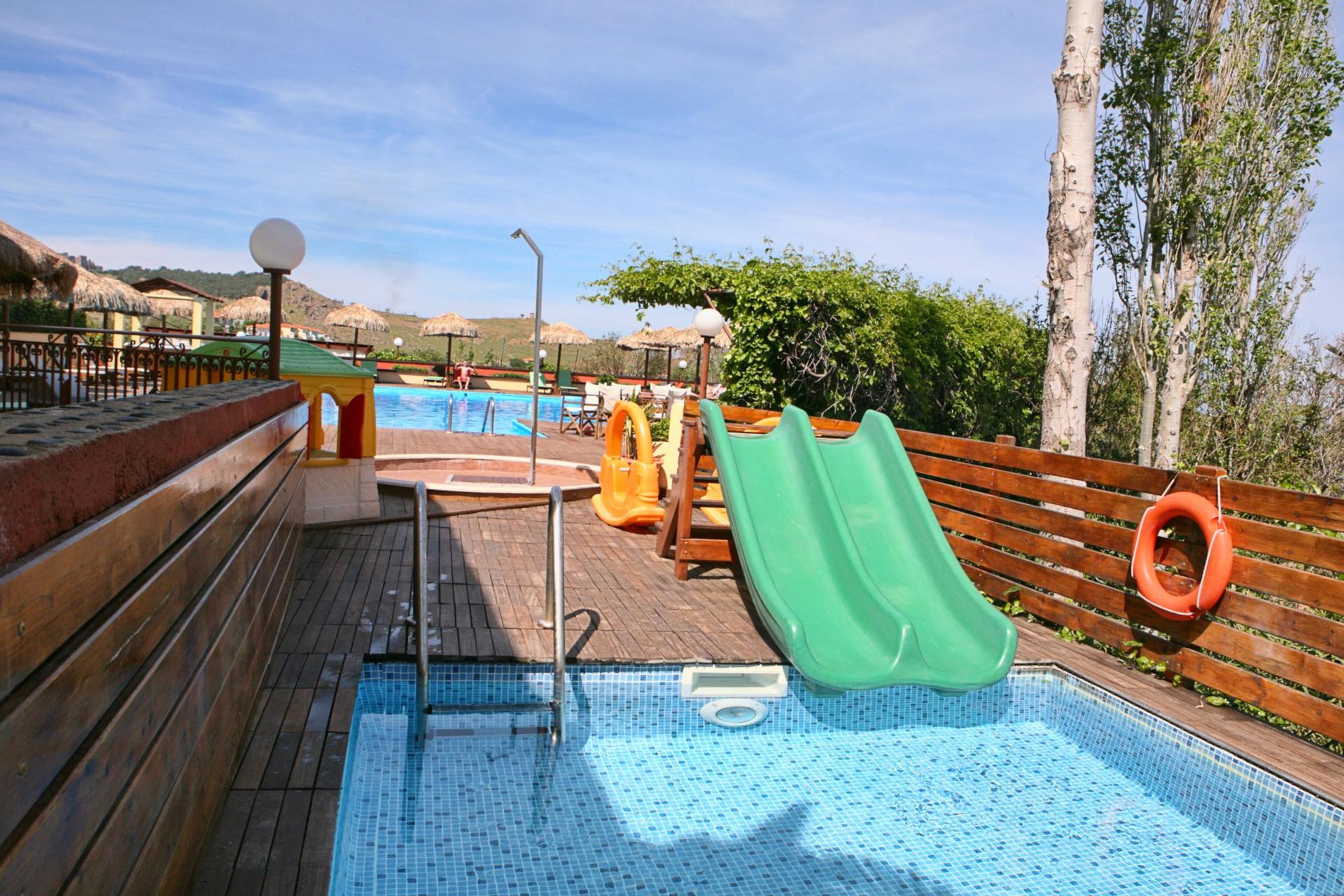 Zwembad met glijbanen van Belvedere Hotel in Molyvos, Griekenland foto 5