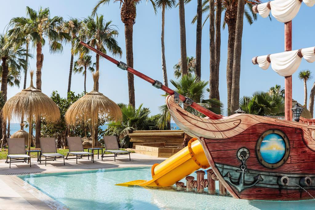 Zwembad met glijbanen van Best Triton Hotel Benalmadena, Spanje foto 3