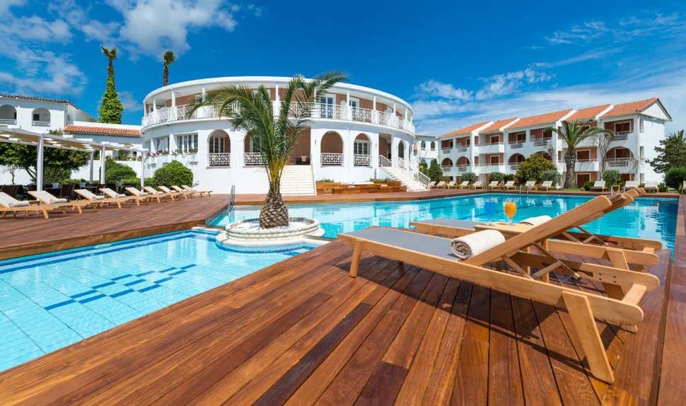 Zwembadzijde bij  Bitzaro Palace Hotel in Kalamaki, Griekenland foto 1