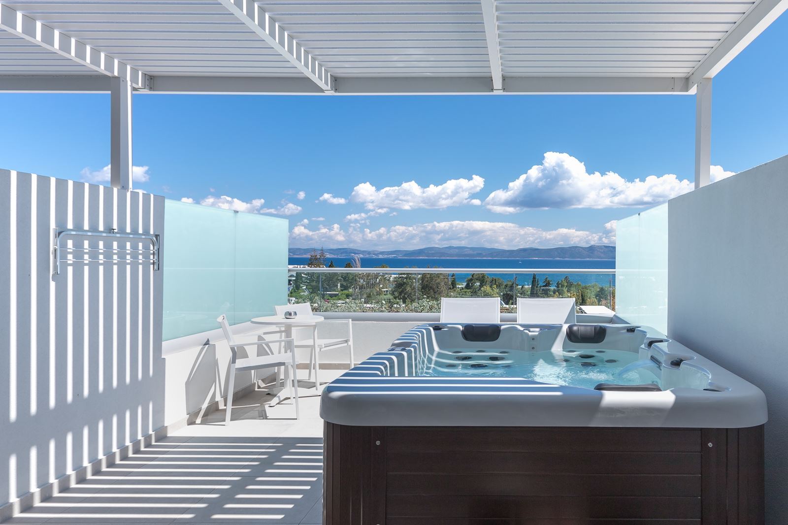 Zwembad met glijbanen van Blue Lagoon Ocean Hotel in Psalidi, Griekenland foto 3