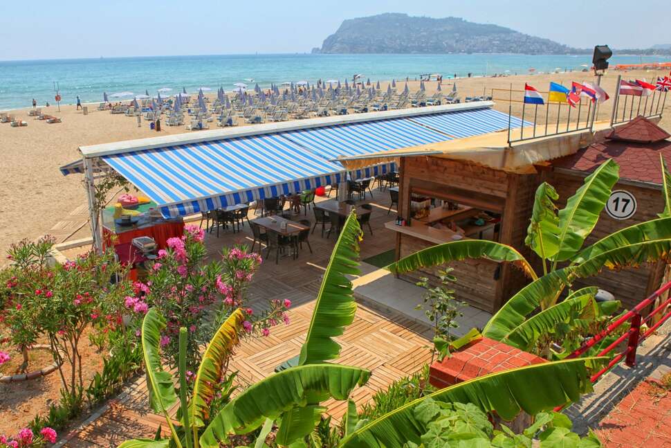 Buitenzijde van het strand bij het Blue Wave Suite Hotel in Alanya, Turkije foto 2
