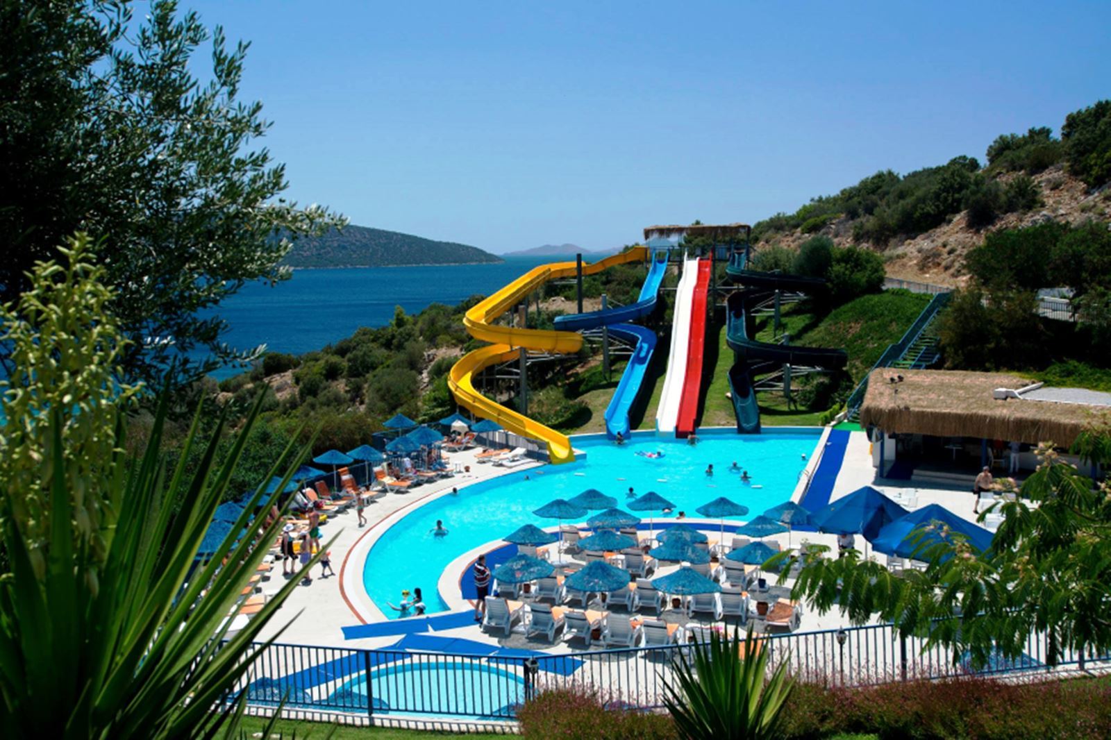 Zwembad met glijbanen van Holiday Spa & Resort in Bodrum, Turkije foto 2