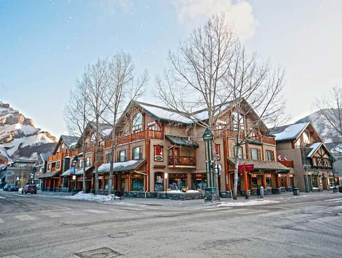 Brewster's Mountain Lodge: Authentiek Verblijf in Banff!